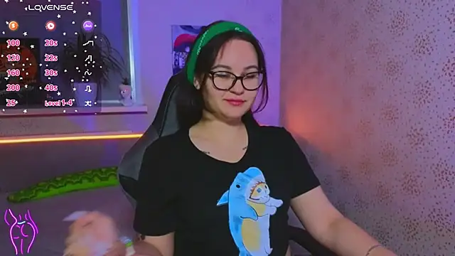 Snapshot of EsterLogan chatting on 10-13-25, 06:46 EsterLogan online show from 10-13-25, 06:46