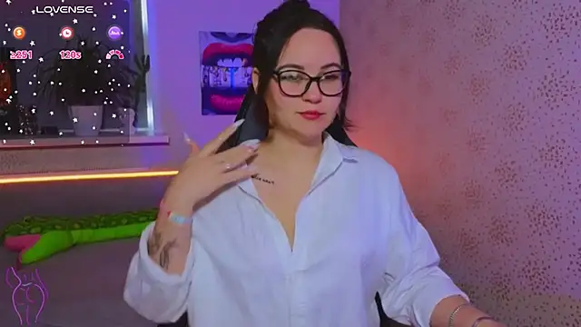 Snapshot of EsterLogan chatting on 10-15-25, 09:09 EsterLogan online show from 10-15-25, 09:09