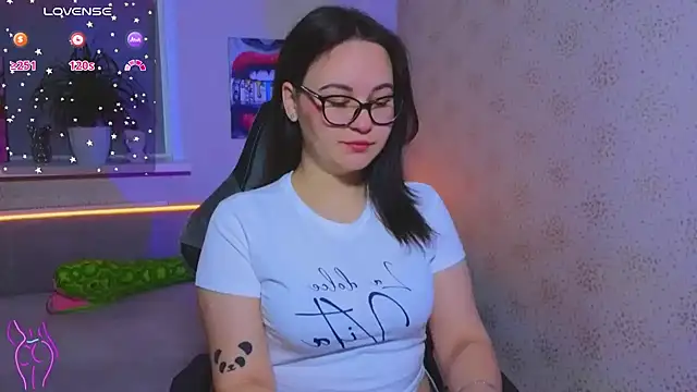 Snapshot of EsterLogan chatting on 10-19-25, 08:48 EsterLogan online show from 10-19-25, 08:48