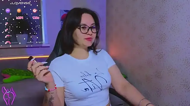 Snapshot of EsterLogan chatting on 10-21-25, 08:15 EsterLogan online show from 10-21-25, 08:15