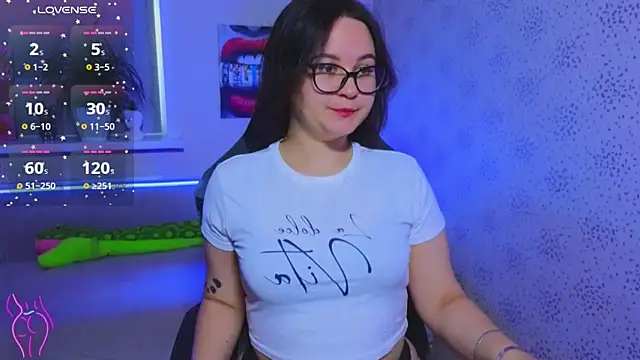 Snapshot of EsterLogan chatting on 10-24-25, 09:17 EsterLogan online show from 10-24-25, 09:17