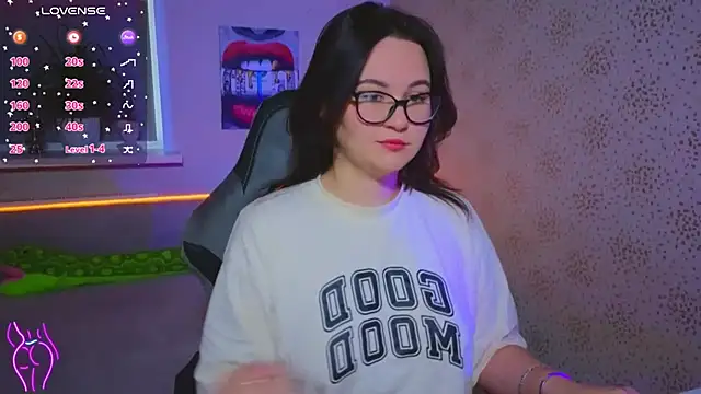 Snapshot of EsterLogan chatting on 11-02-25, 11:12 EsterLogan online show from 11-02-25, 11:12