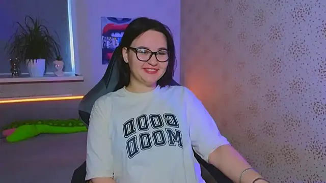 Snapshot of EsterLogan chatting on 11-04-25, 08:57 EsterLogan online show from 11-04-25, 08:57