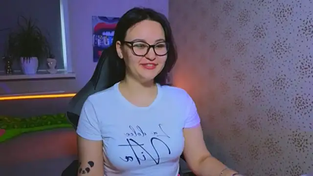 Snapshot of EsterLogan chatting on 11-07-25, 09:31 EsterLogan online show from 11-07-25, 09:31