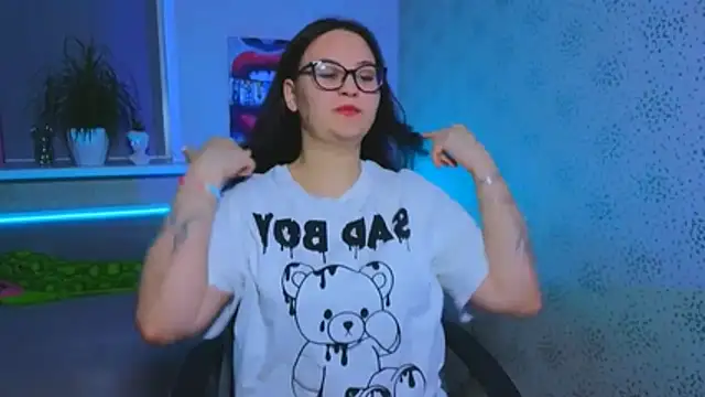 Snapshot of EsterLogan chatting on 11-08-25, 12:27 EsterLogan online show from 11-08-25, 12:27