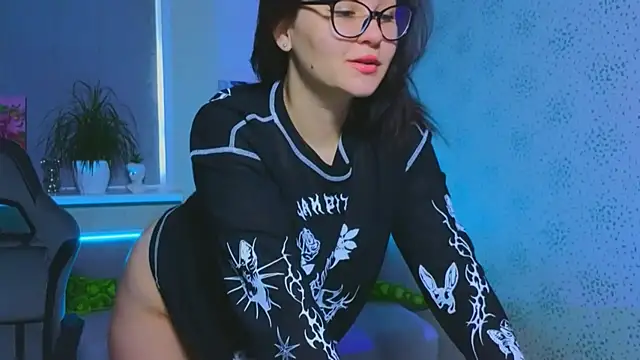 Snapshot of EsterLogan chatting on 11-09-25, 10:13 EsterLogan online show from 11-09-25, 10:13