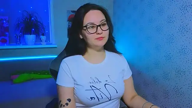 Snapshot of EsterLogan chatting on 11-17-25, 11:27 EsterLogan online show from 11-17-25, 11:27