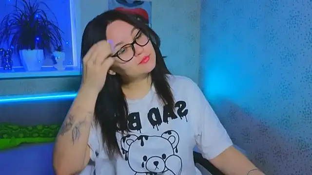 Snapshot of EsterLogan chatting on 11-18-25, 09:14 EsterLogan online show from 11-18-25, 09:14