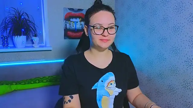 Snapshot of EsterLogan chatting on 11-22-25, 06:45 EsterLogan online show from 11-22-25, 06:45