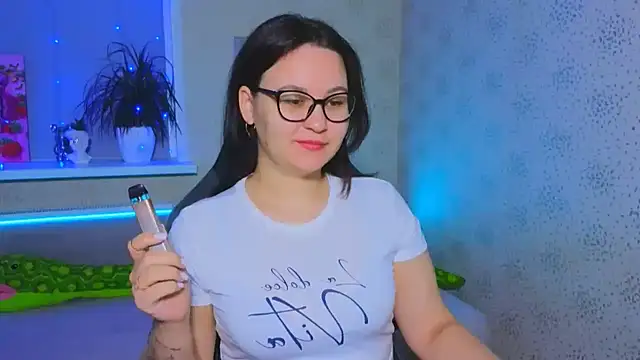 Snapshot of EsterLogan chatting on 11-28-25, 08:39 EsterLogan online show from 11-28-25, 08:39