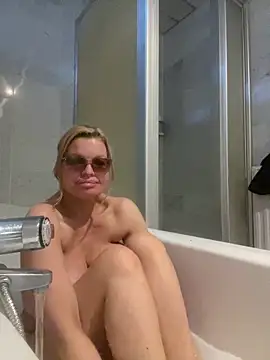 Snapshot of Lisavontease chatting on 02-08-26, 03:15 Lisavontease online show from 02-08-26, 03:15