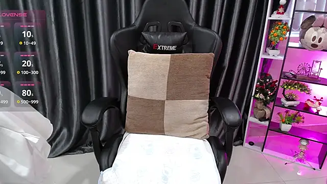 Yuki-yio online show from 10-17-25, 01:20