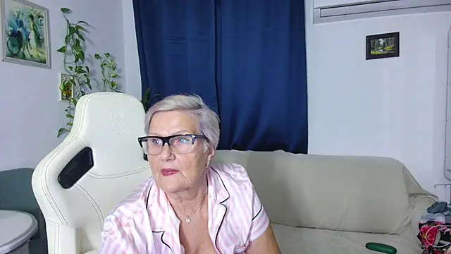 Snapshot of Selenna57 chatting on 11-27-25, 06:43 Selenna57 online show from 11-27-25, 06:43