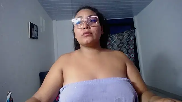 Snapshot of sirena_15 chatting on 09-19-25, 05:09 sirena 15 online show from 09-19-25, 05:09