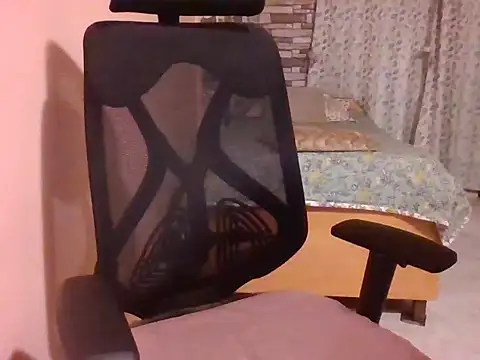 Snapshot of Pinky_4 chatting on 02-18-25, 11:41 Pinky 4 online show from 02-18-25, 11:41