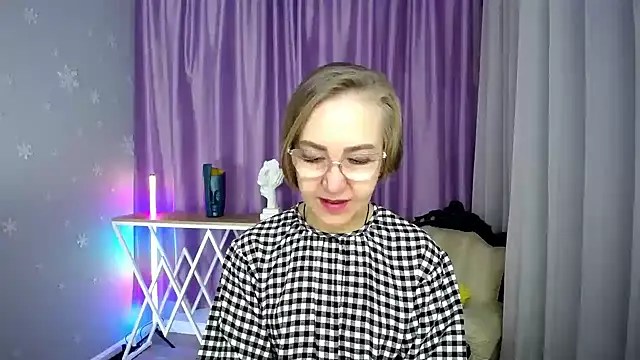 queen a n i online show from 10-07-25, 10:45