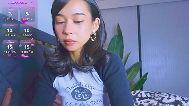 Mia Tin online show from 10-23-25, 04:06