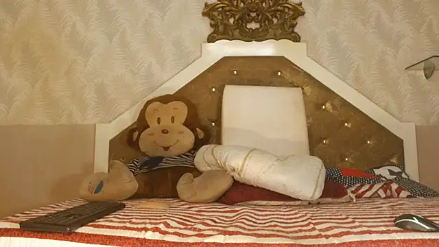 Snapshot of MiaShantall4u chatting on 09-18-25, 04:25 MiaShantall4u online show from 09-18-25, 04:25