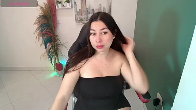 Snapshot of bella_99_ chatting on 01-17-26, 12:10 bella 99 online show from 01-17-26, 12:10