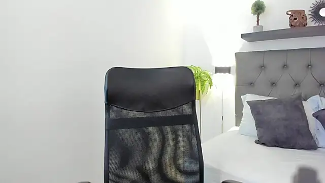 Snapshot of bella_99_ chatting on 04-15-26, 11:28 bella 99 online show from 04-15-26, 11:28