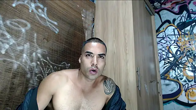 Snapshot of Justin_Frank chatting on 10-22-25, 08:30 Justin Frank online show from 10-22-25, 08:30