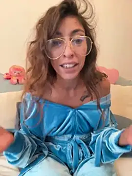 Snapshot of amanilouve chatting on 10-15-25, 12:49 amanilouve online show from 10-15-25, 12:49