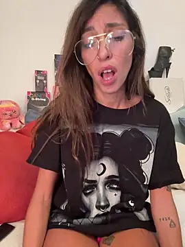 Snapshot of amanilouve chatting on 10-19-25, 08:53 amanilouve online show from 10-19-25, 08:53