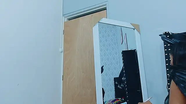 Snapshot of colombiamommy chatting on 10-31-25, 12:39 colombiamommy online show from 10-31-25, 12:39