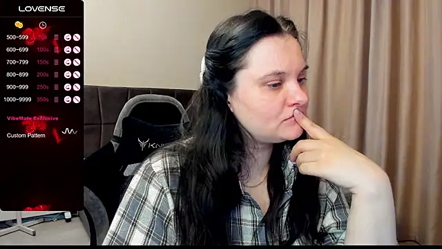 Snapshot of AlanaBrox chatting on 11-06-25, 07:37 AlanaBrox online show from 11-06-25, 07:37