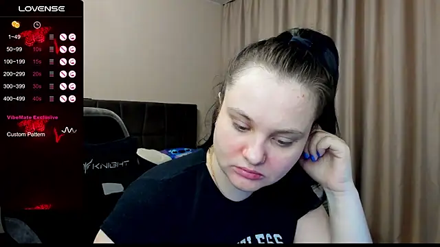 Snapshot of AlanaBrox chatting on 12-18-25, 02:39 AlanaBrox online show from 12-18-25, 02:39