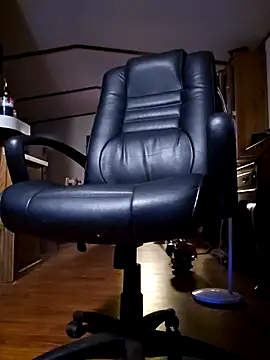 Snapshot of chosen923 chatting on 10-24-25, 03:47 chosen923 online show from 10-24-25, 03:47