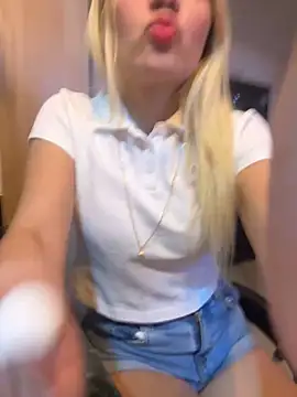 Snapshot of Sarita-candy chatting on 01-25-25, 12:48 Sarita-candy online show from 01-25-25, 12:48