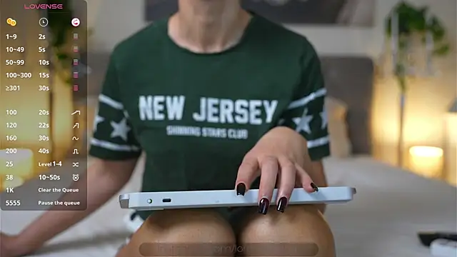 Lorettelorena online show from 12-24-24, 07:55