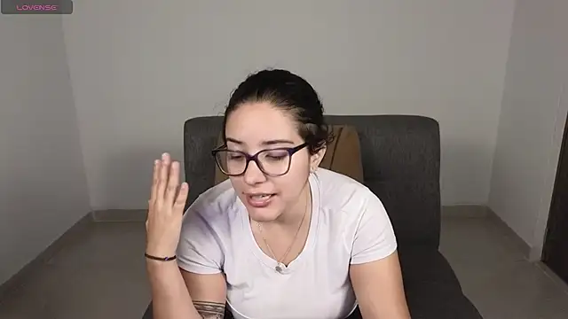 Snapshot of blue__moon_ chatting on 10-08-25, 02:42 blue moon online show from 10-08-25, 02:42