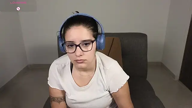 Snapshot of blue__moon_ chatting on 10-10-25, 01:15 blue moon online show from 10-10-25, 01:15