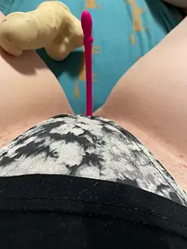 Snapshot of katcclovea chatting on 03-15-25, 04:54 katcclovea online show from 03-15-25, 04:54