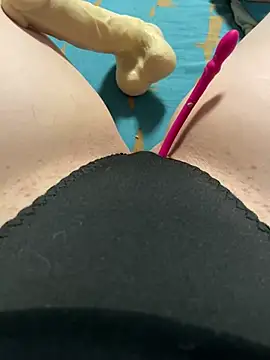 Snapshot of katcclovea chatting on 03-22-25, 04:04 katcclovea online show from 03-22-25, 04:04