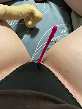 Snapshot of katcclovea chatting on 09-23-25, 05:49 katcclovea online show from 09-23-25, 05:49