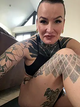 Snapshot of InkedBiitch chatting on 02-08-25, 10:18 InkedBiitch online show from 02-08-25, 10:18