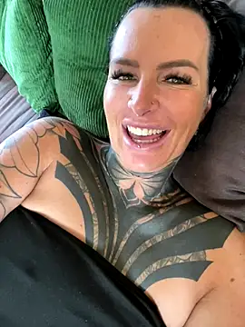 Snapshot of InkedBiitch chatting on 10-01-25, 08:53 InkedBiitch online show from 10-01-25, 08:53