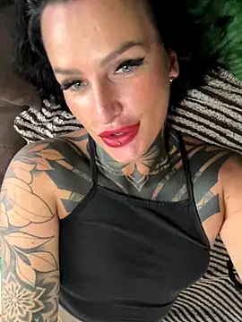 Snapshot of InkedBiitch chatting on 10-11-25, 10:03 InkedBiitch online show from 10-11-25, 10:03