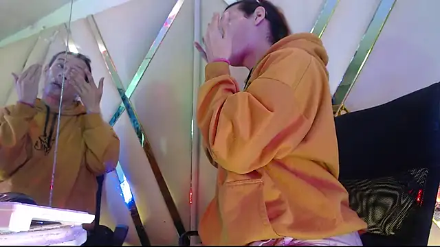 Snapshot of StefyFerrer chatting on 10-26-25, 02:39 StefyFerrer online show from 10-26-25, 02:39