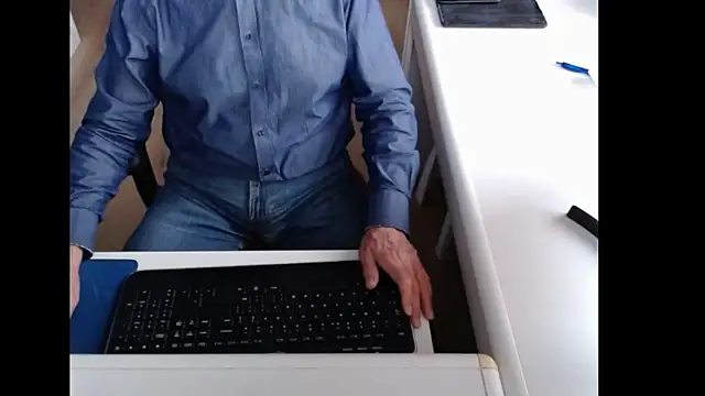 Snapshot of dutchpornking chatting on 10-19-25, 07:09 dutchpornking online show from 10-19-25, 07:09