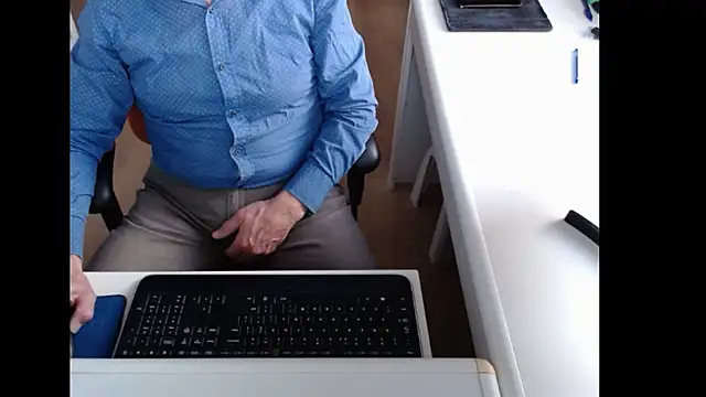 Snapshot of dutchpornking chatting on 11-25-25, 08:03 dutchpornking online show from 11-25-25, 08:03