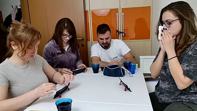 Tinas5 online show from 11-28-25, 08:44