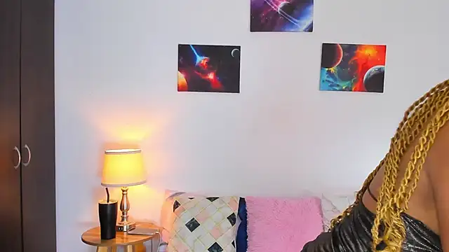 Snapshot of SarahCinnamon- chatting on 11-04-25, 08:08 SarahCinnamon- online show from 11-04-25, 08:08