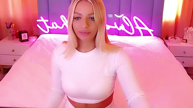 Snapshot of AllwaysHotJ chatting on 12-24-24, 06:11 AllwaysHotJ online show from 12-24-24, 06:11