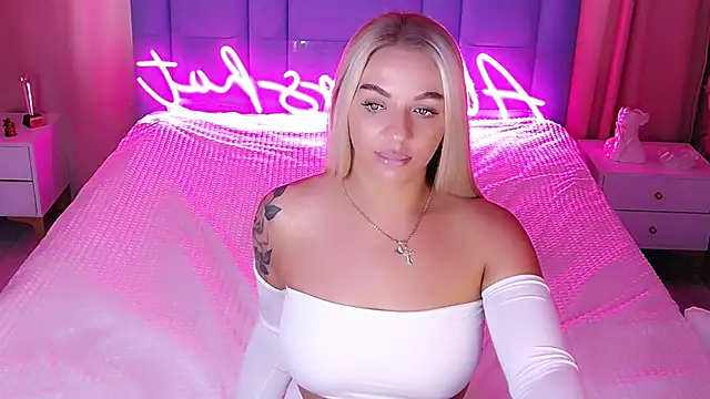 Snapshot of AllwaysHotJ chatting on 10-28-25, 03:10 AllwaysHotJ online show from 10-28-25, 03:10