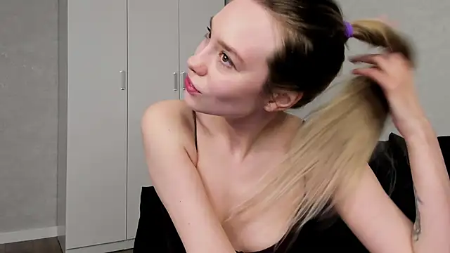 Snapshot of mary_shiota chatting on 10-29-25, 10:17 mary shiota online show from 10-29-25, 10:17