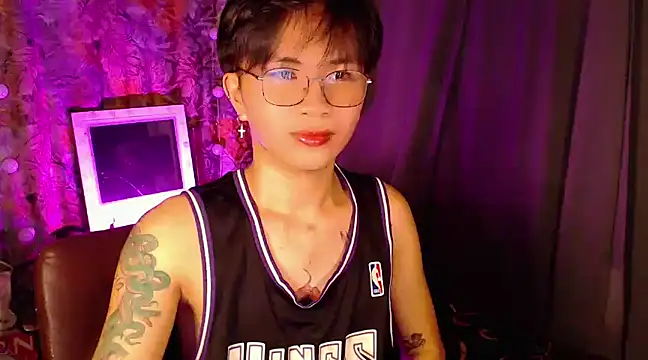 Snapshot of Sexy_Handsome_Drex chatting on 12-10-24, 01:00 Sexy Handsome Drex online show from 12-10-24, 01:00